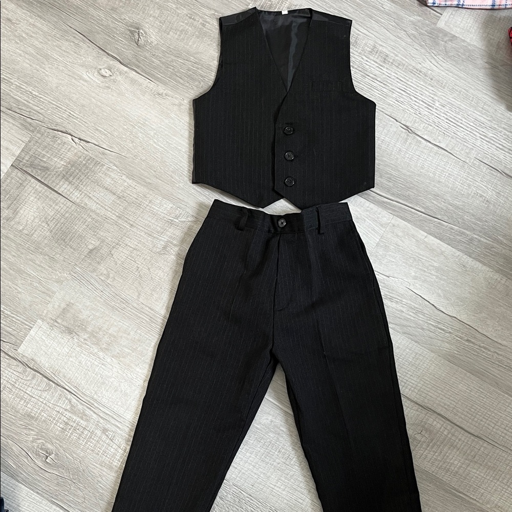 Boys suit set size 4T